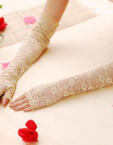 Шикарные перчатки из гипюрного материала без пальчиков